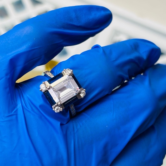 The Unbranded Brand Jewelry - Sterling Silver Statement Ring with glass stones Unbranded. Size 7